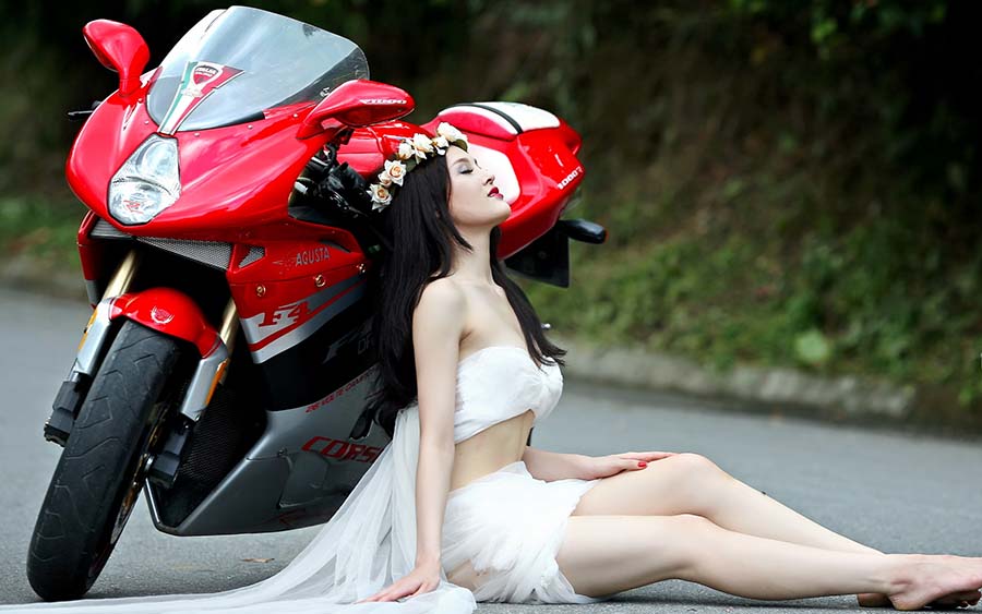 Beautiful girls and motorcycles in Kayseri