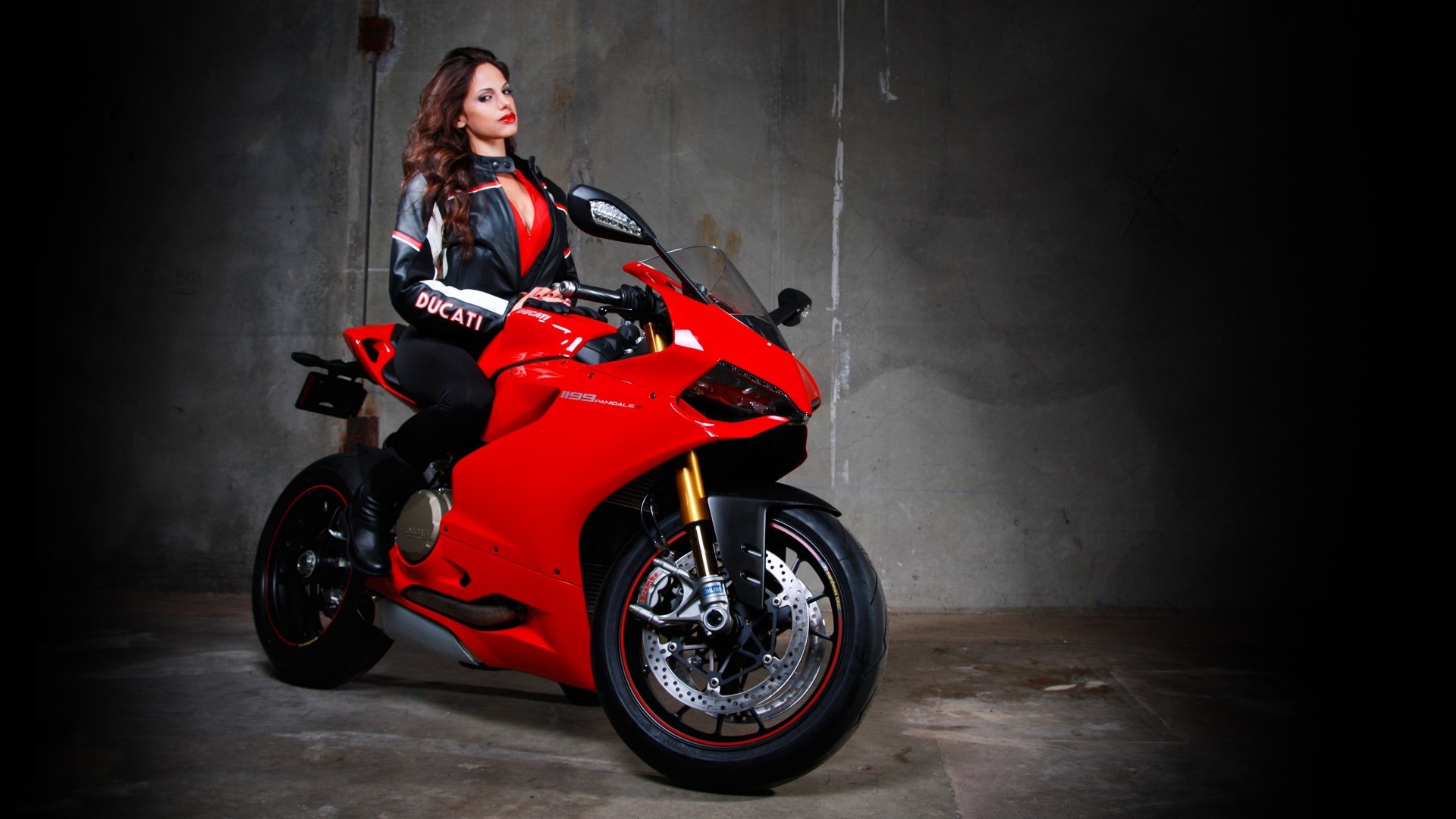 Beautiful girls and motorcycles in Kayseri