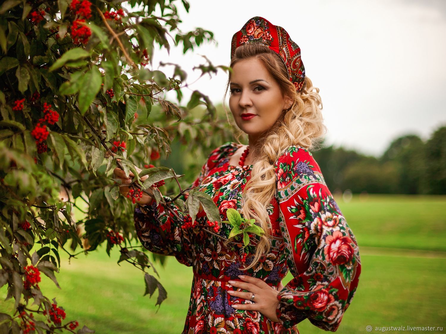 Women in Slavic costumes in Kayseri