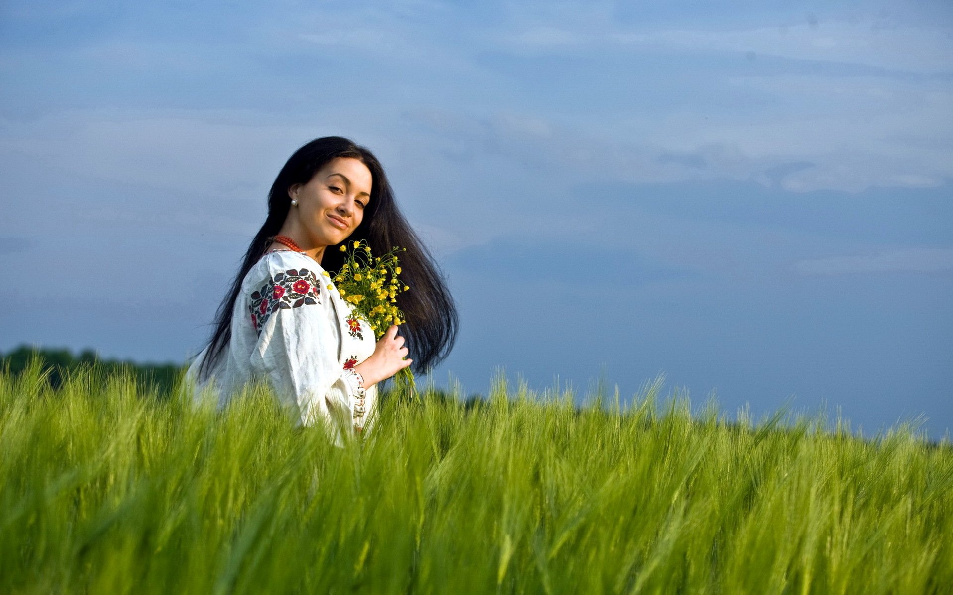 Girls in Slavic costumes in Kayseri