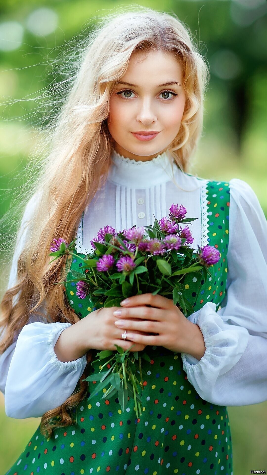 Girls in Slavic costumes in Kayseri